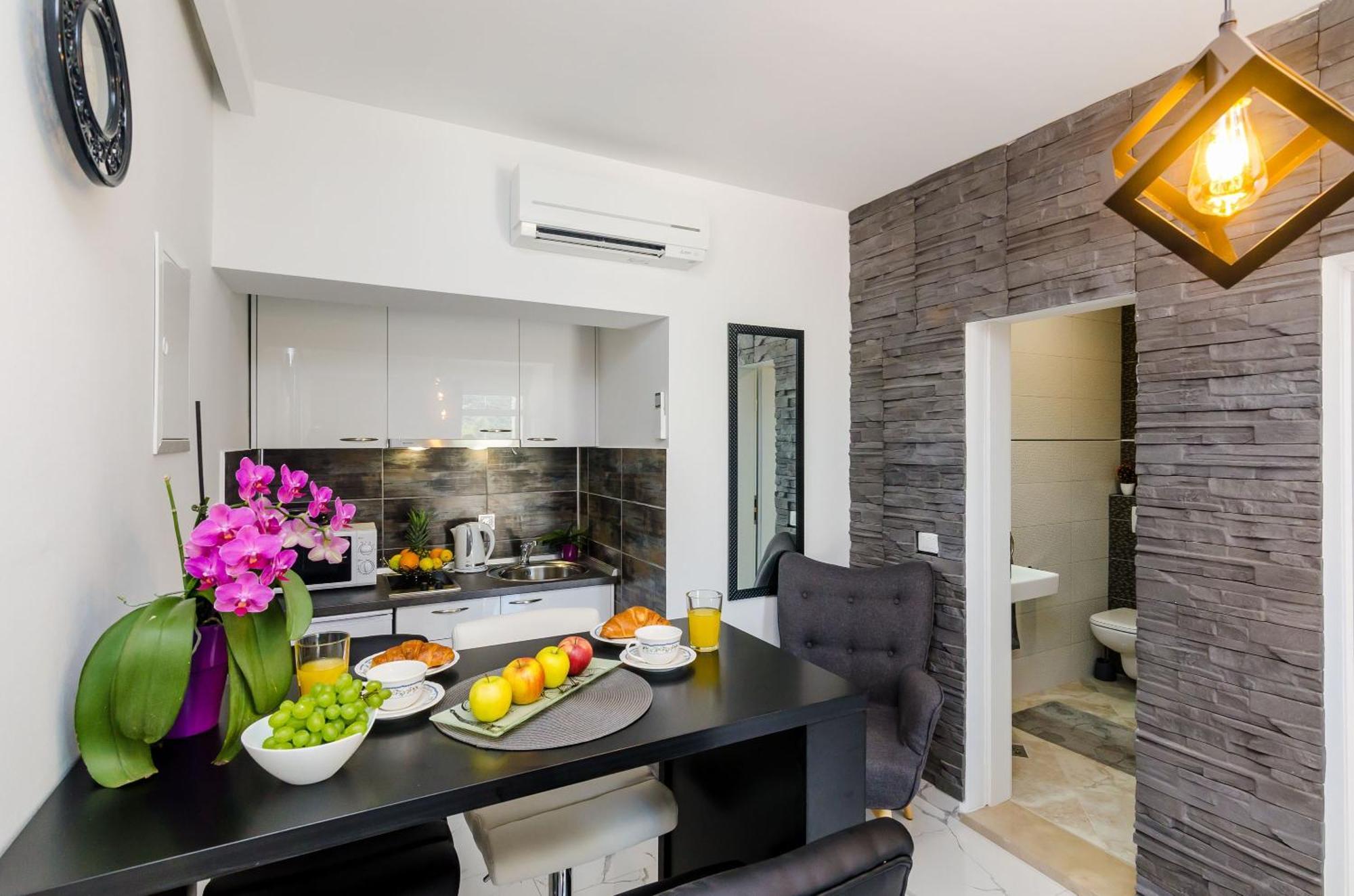 Mata Family Apartments Molunat Exterior photo